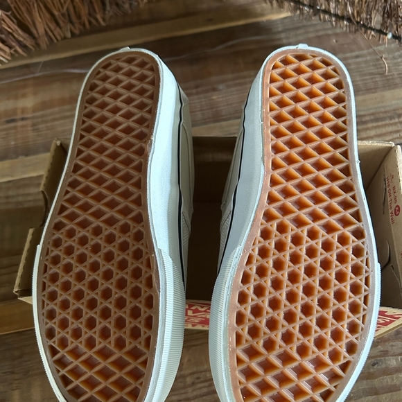 VANS WMN's Checkerboard Dot Shoes! - Picture 4 of 6